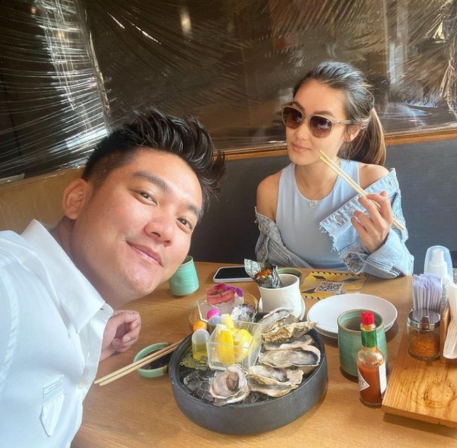 Boy juga mengungkapkan alasan awal dirinya memutuskan untuk menikah karena terinspirasi dari sang adik yang kini sudah meninggal, Ray, yang sudah terlebih dulu menikah. Awalnya gue ngerasa mau nikah, gara-gara lu sama Ray udah nikah duluan, terang Boy ketika sedang berlibur bersama keluarganya di Amerika Serikat. Foto: Instagram/boywilliam17