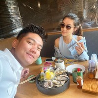 Boy juga mengungkapkan alasan awal dirinya memutuskan untuk menikah karena terinspirasi dari sang adik yang kini sudah meninggal, Ray, yang sudah terlebih dulu menikah. Awalnya gue ngerasa mau nikah, gara-gara lu sama Ray udah nikah duluan, terang Boy ketika sedang berlibur bersama keluarganya di Amerika Serikat. Foto: Instagram/boywilliam17