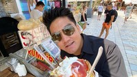 Sebagai seorang foodies, Boy William juga hobi jajan saat pergi ke luar negeri. Salah satunya adalah mencicipi jajanan tradisional asal Turki. Foto: Instagram/boywilliam17