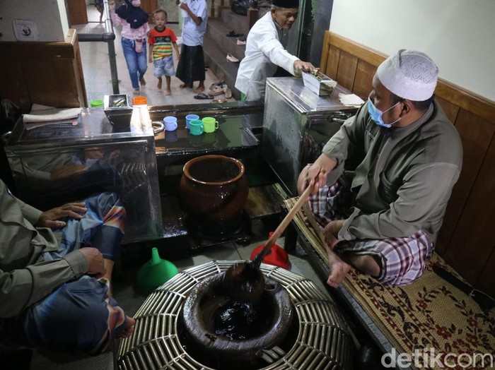 Gentong di kompleks makam dan masjid Sunan Muria, Rabu (30/3/20220).