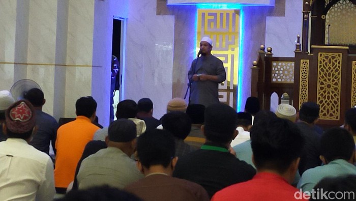 Gubernur Sulsel Andi Sudirman Sulaiman memberikan sambutan di Masjid 99 Kubah Makassar
