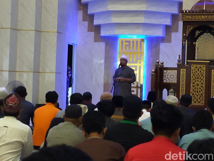 Gubernur Sulsel Andi Sudirman Sulaiman memberikan sambutan di Masjid 99 Kubah Makassar