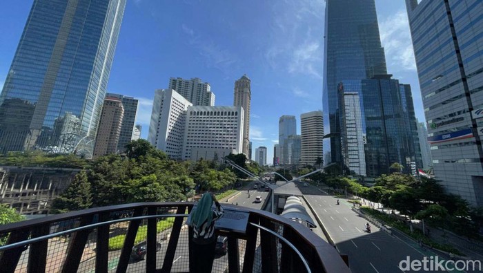 Pada H-1 Ramadan, suasana di Jalan Sudirman-MH Thamrin, Jakarta Pusat, terihat lengang, Sabtu (2/4/2022). Begini potretnya.