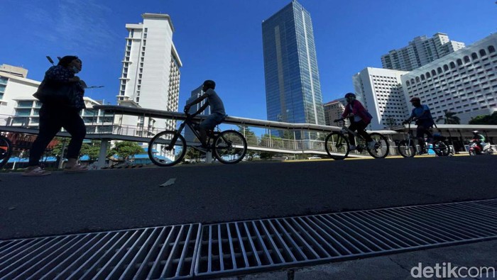 H-1 Ramadan, Jalan Sudirman-Thamrin Lancar Jaya Pada H-1 Ramadan, suasana di Jalan Sudirman-MH Thamrin, Jakarta Pusat, terihat lengang, Sabtu (2/4/2022). Begini potretnya.