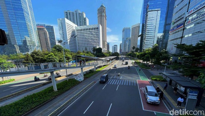 H-1 Ramadan, Jalan Sudirman-Thamrin Lancar Jaya Pada H-1 Ramadan, suasana di Jalan Sudirman-MH Thamrin, Jakarta Pusat, terihat lengang, Sabtu (2/4/2022). Begini potretnya.