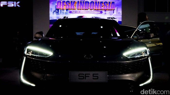DFSK tampil di ajang IIMS 2022 Jakarta dengan memamerkan mobil listrik canggih Seres SF5. Yuk intip spesifikasinya.