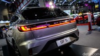 SUV ini dilengkapi dengan 2 motor listrik performa tinggi berupa SEP200AC dengan tenaga 255 kW di depan dan HW150 dengan power 150 kW di belakang.