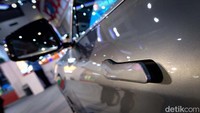 Keunikan lain Seres SF5 adalah Hidden Door Handle yang menyatu dengan body kendaraan. Handle pintu baru akan keluar ketika pembawa smart key berada di radius 1 meter dari mobil, dan apabila tidak ada aktivitas selama 30 detik maka handle pintu akan kembali bersembunyi sehingga kendaraan kembali terkunci.