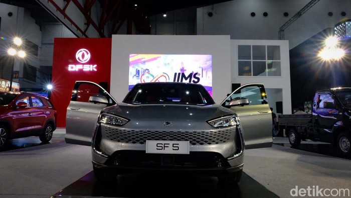 DFSK tampil di ajang IIMS 2022 Jakarta dengan memamerkan mobil listrik canggih Seres SF5. Yuk intip spesifikasinya.