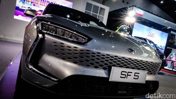 Intip DFSK Seres SF5 di IIMS, Mobil Ngebut Tanpa Asap DFSK tampil di ajang IIMS 2022 Jakarta dengan memamerkan mobil listrik canggih Seres SF5. Yuk intip spesifikasinya.