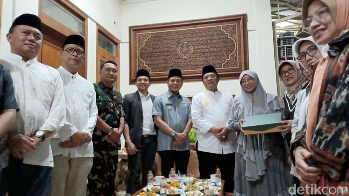 Jajaran Pemkab Bandung Datangi Rumah Eks Bupati Dadang Naser Jajaran Pemkab Bandung bersilaturahmi ke kediaman Mantan Bupati Bandung Dadang Naser (DN). Kang DN mengapresiasi adanya kunjungan tersebut.