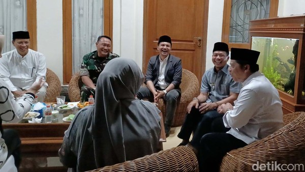 Jajaran Pemkab Bandung Datangi Rumah Eks Bupati Dadang Naser