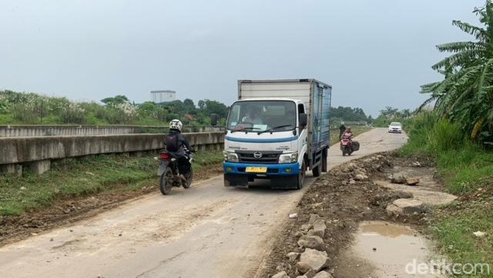 Jalan Inspeksi di Kalimalang, Karawang