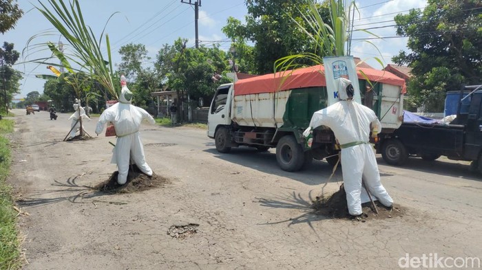 jalan rusak di kediri