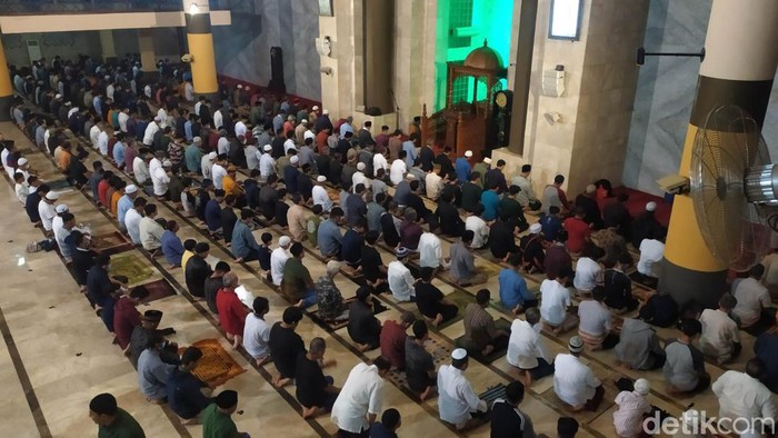 Jemaah Salat Trawih Pertama di Masjid Raya Bandung