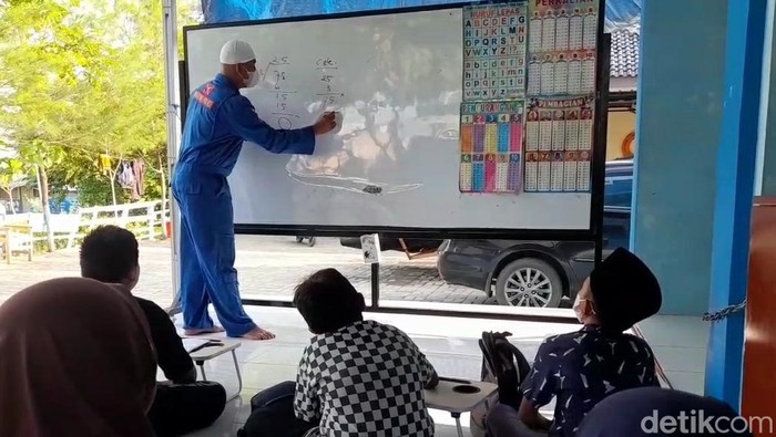 Kanit Harkankapal Satpolair Polres Tegal Bripka Bambang Hermanto menjadi salah satu kandidat Hoegeng Awards 2022. Sosoknya dikenal tak pelit ilmu dan sukarela memberi les gratis ke anak-anak nelayan di pesisir Munjung.
