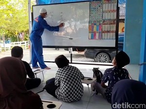 Kisah Bripka Bambang Harmanto Jadi Guru Les Anak Nelayan di Pesisir Tegal