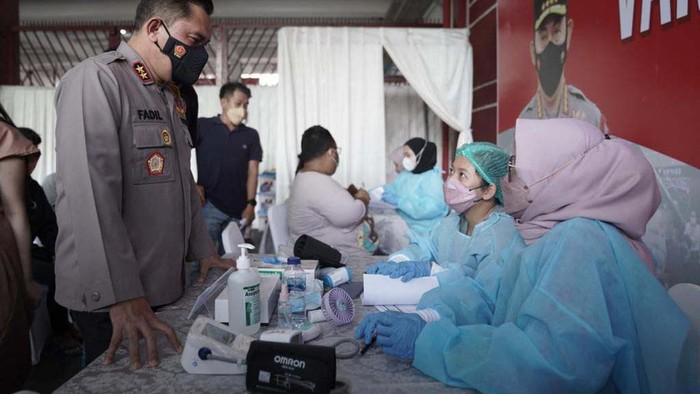 Kapolda Metro Jaya, Irjen Pol. Dr. Fadil Imran, M.Si. mengecek pelaksanaan vaksinasi booster. Salah satunya di Gelora Bung Karno, Jakarta.