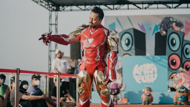Kompetisi cosplay di Karafuru Carnival.