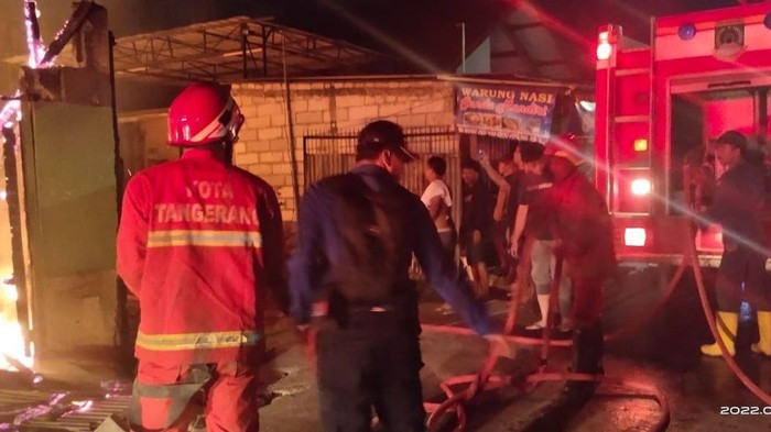 Kebakaran melanda sebuah warung makan dan bengkel mobil di Kota Tangerang. Kebakaran bermula ketika pemilik rumah makan tertidur saat sedang memasak. (dok Damkar Tangerang)