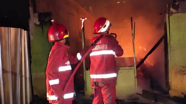 Kebakaran melanda sebuah warung makan dan bengkel mobil di Kota Tangerang. Kebakaran bermula ketika pemilik rumah makan tertidur saat sedang memasak. (dok Damkar Tangerang)