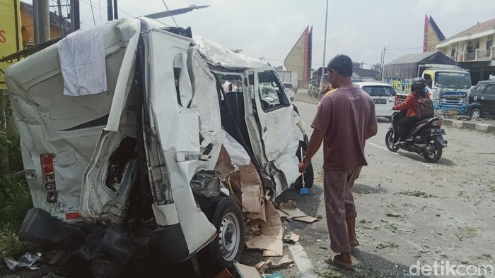 Kecelakaan karambol empat mobil di perbatasan Klaten-Sukoharjo-Boyolali, Sabtu (2/4/2022).