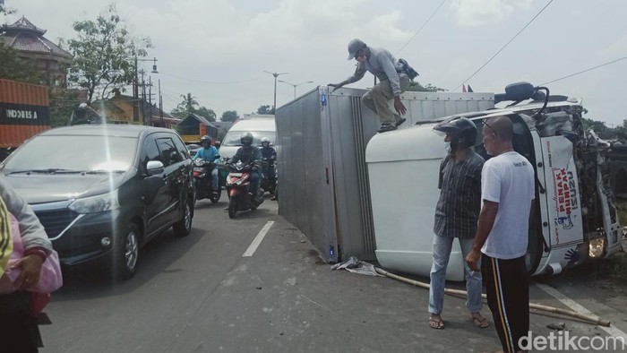 Kecelakaan karambol empat mobil di perbatasan Klaten-Sukoharjo-Boyolali, Sabtu (2/4/2022).