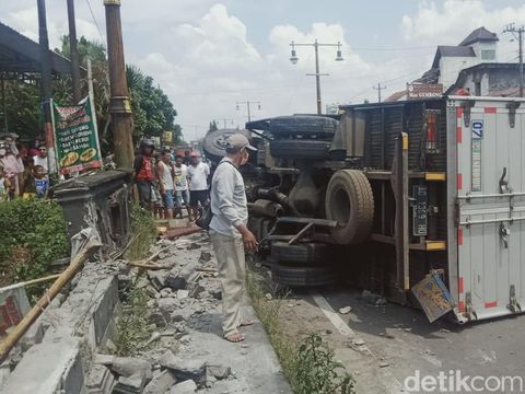 Kecelakaan karambol melibatkan 4 mobil di perbatasan Klaten, Sabtu (2/4/2022).