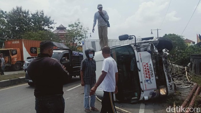 Kecelakaan karambol melibatkan 4 mobil di perbatasan Klaten, Sabtu (2/4/2022).