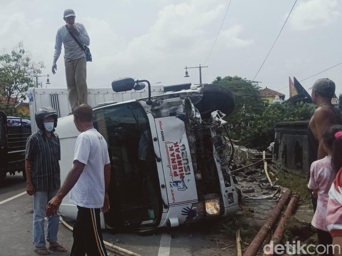 Kecelakaan karambol melibatkan 4 mobil di perbatasan Klaten, Sabtu (2/4/2022).