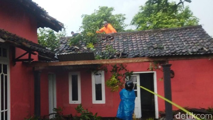 Kerusakan akibat angin puting beliung di Kecamatan Kebonarum, Sabtu (2/4/2022).