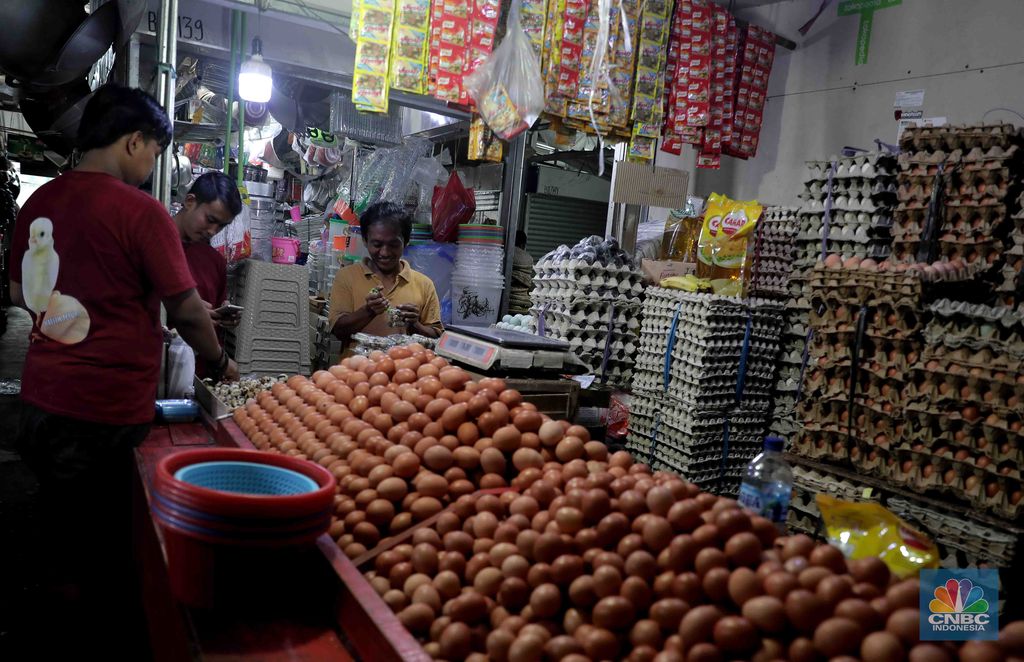 Kesibukan aktivitas pembeli dan pedagang di Pasar Tradisional Kranji, Bekasi, Jawa Barat, Sabtu, 2/4. Jelang memasuki Ramadhan pada esok hari harga sayuran mengalami kenaikan. (Cnbc Indonesia/Muhammad Sabki)