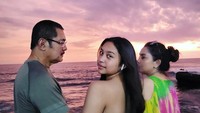 Potret kebersamaan keluarga ini dibagikan oleh Mayangsari di akun Instagram pribadinya. Mereka tampak harmonis berpose bersama di pinggir pantai. Foto: Instagram @khiranitrihatmodjo @mayangsari_official