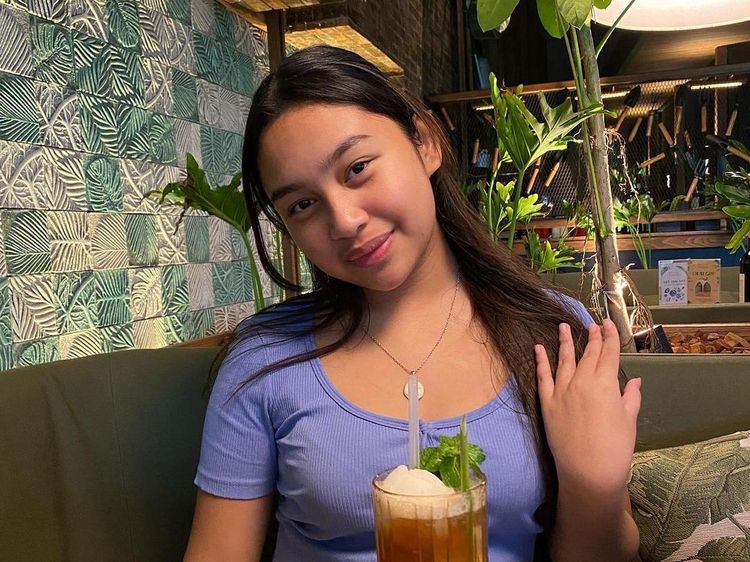 10 Potret Khirani Trihatmodjo, Anak Mayangsari yang Doyan Nongkrong di Kafe