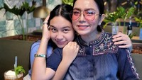 Khirani bersama sang ibunda sering pergi bersama. Salah satunya menikmati makanan dan minuman enak di sebuah kafe. Foto: Instagram @khiranitrihatmodjo @mayangsari_official