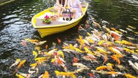 Tak hanya ke kafe, Khirani dan Mayangsari juga terlihat menikmati minuman segar sambil berkeliling di kolam ikan koi dengan perahu. Foto: Instagram @khiranitrihatmodjo @mayangsari_official