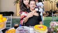 Dalam menyambut tahun baru, Khirani bersama ayah dan ibunya berpesta piyama. Dalam pesta tersebut, mereka menikmati kua dan makan malam bersama. Foto: Instagram @khiranitrihatmodjo @mayangsari_official