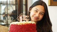 Khirani Trihatmodjo juga membagikan momen ulang tahunnya ke-15. Saat itu ia dan keluarga merayakannya di rumah dengan kue red velvet. Foto: Instagram @khiranitrihatmodjo @mayangsari_official