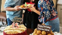 Begini meriahnya perayaan ulang tahun Khirani. Tak hanya kue red velvet, ada juga bitterballen dan sajian nasi. Foto: Instagram @khiranitrihatmodjo @mayangsari_official