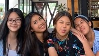 Tak hanya bersama keluarganya Khirani menghabiskan waktu, tapi juga dengan teman-temannya. Mereka sering mengunjungi restoran dan kafe bersama. Foto: Instagram @khiranitrihatmodjo @mayangsari_official