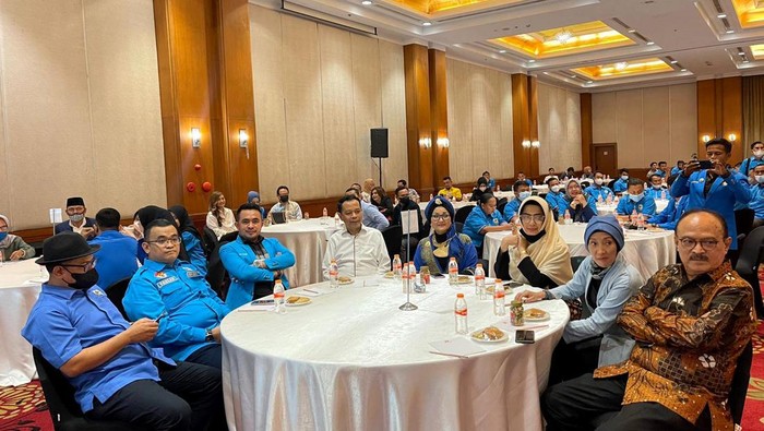 KNPI Versi La Ode Umar Bonte Resmi Dilantik Ketua Umum DPP Komite Nasional Pemuda Indonesia (KNPI) La Ode Umar Bonte mengatakan, pemerintah perlu mengambil peran dan sikap untuk menyatukan organisasi kepemudaan KNPI yang terpecah-pecah menjadi beberapa kubu.