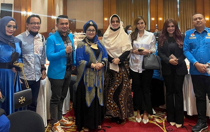 KNPI Versi La Ode Umar Bonte Resmi Dilantik Ketua Umum DPP Komite Nasional Pemuda Indonesia (KNPI) La Ode Umar Bonte mengatakan, pemerintah perlu mengambil peran dan sikap untuk menyatukan organisasi kepemudaan KNPI yang terpecah-pecah menjadi beberapa kubu.