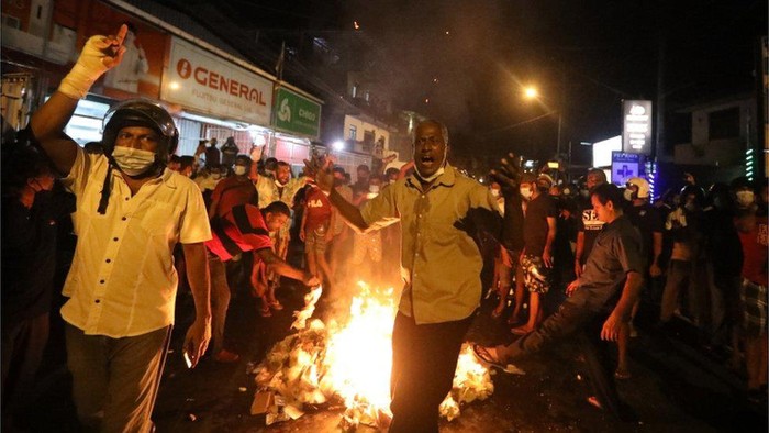Krisis pangan dan BBM langka: Demo di rumah presiden ricuh, Sri Lanka berlakukan jam malam
