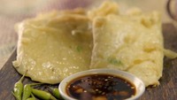 Kalau suka gorengan yang agak basah tepungnya, kamu bisa bikin tempe mendoan. Dicocol sambal rawit, nikmatnya bikin ketagihan! Bikin tempe mendoan tak sulit, tinggal mengikuti resep ini. Foto: Tastemade 