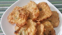 Punya stok tempe? Coba bikin jadi tempe goreng tepung yang enak ini. Bumbunya bawang putih, merica, dan ketumbar bubuk. Langkah membuatnya bisa dilihat di resep ini. Foto: detikfood 