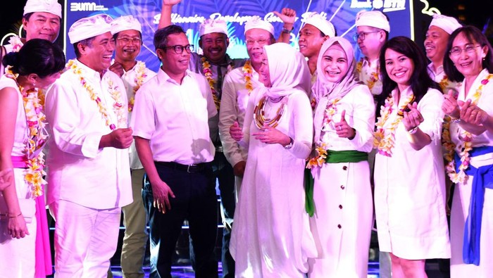 Malam Apresiasi untuk Pengembang Wakil Direktur Utama Bank BTN Nixon LP Napitupulu bersama Direktur Consumer Bank BTN Hirwandi Gafar dan Kepala Divisi Non Nonsubsidized Lending Division (NSLD) Bank BTN, Iriska Dewayanti berbincang dengan para pengembang dalam acara 100 Billion Achievement KPR Non Subsidi bersama Mitra Developer di Nusa Dua, Bali, Kamis (31/3). Bank BTN mengajak para pengembang dengan bersinergi mendorong suksesnya program sejuta rumah guna mengurangi backlog perumahan yang mencapai angka 11 juta unit. Bank BTN juga memberikan kemudahan kepada para pengembang dengan meluncurkan aplikasi BTN for Developer dan suku bunga khusus untuk mendongkrak penjualan rumah.