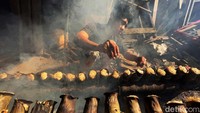 Penyajiannya, disantap dengan tapai kentan. Perpaduan antara gurihnya lemang dan manisnya tapai menciptakan rasa baru, yang membuat lidah ketagihan. 