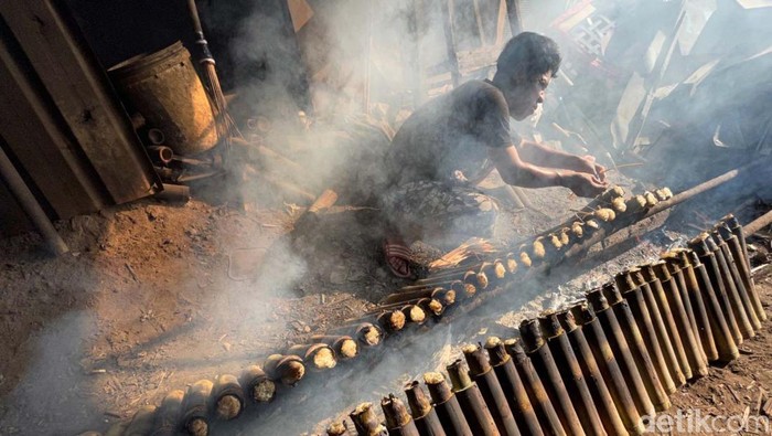 Jelang Ramadan, permintaan makanan khas Minang, yakni Lemang meningkat. Seperti terlihat di pusat jajanan kawasan Senen, Jalan Kramat Raya, Jakarta.