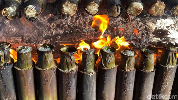 Jelang Ramadan, permintaan makanan khas Minang, yakni Lemang meningkat. Seperti terlihat di pusat jajanan kawasan Senen, Jalan Kramat Raya, Jakarta.