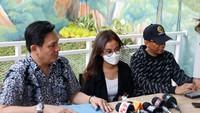 Mayang mengaku wajahnya berubah setelah menggunakan produk kecantikan tersebut. Foto: Noel/detikHOT